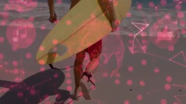 Dalgaları yakalamak için sarı sörf tahtası ve tasma taşırken kıyıdan okyanusa adım atan sörfçü. Sahil, sahil, macera, atlet, spor, eğlence, minimalizm