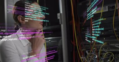 Bilgi işlem uzmanı sunucu rafını inceliyor ve ağ fonksiyonlarını seçerken AR kodlarının örtüşmesine neden oluyor. Teknoloji, siber güvenlik, yenilik, veri, dijital, fütüristik, profesyonel