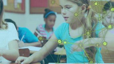 Mavi gömlekli kız, yeşil düğümler birbirine bağlanırken sınıf arkadaşına slayt kalemle yardım ediyor. İşbirliği, eğitim, takım çalışması, iletişim, öğrenme, çocukluk, sınıf