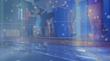 Arkadaşlar atlama halatları sallıyor, platforma tırmanıyor ve senkronize olarak spor yapmaya gidiyor. Dinamik, takım çalışması, egzersiz, hareket, enerji, sağlık, koordinasyon