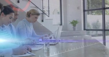 İş arkadaşları, veri incelemesi için kırmızı grafiği incelerken mavi çizgileri fark edip not alıyorlar. İşbirliği, takım çalışması, analitik, yenilik, modern, profesyonel, üretkenlik