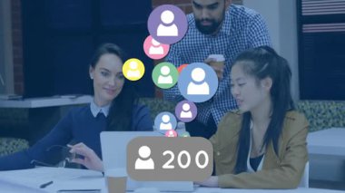 İş yerinde dizüstü bilgisayarda yazan üç iş arkadaşı, büyüme sayısını gösteren girdaplı kullanıcı simgeleri. İşbirliği, takım çalışması, yenilik, dijital, modern, başlangıç, beyin fırtınası