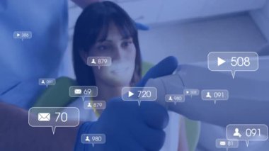 Diş hekimi ve robot kol yumruk tokuşturma ve dişçi sandalyesinde bilgilendirme işlemleri başlatılıyor. Teknoloji, sağlık, yenilik, fütüristik, robotik, hasta bakımı, dijital etkileşim