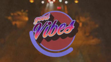 İyi Vibes logosu yol üzerinde kayboluyor. Neon-Blue ark saat yönünde ilerliyor. İlerlemeyi gösteriyor. Kentsel, gece, hareket, parıltı, fütüristik, dijital, dinamik