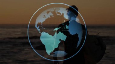 Sörf tahtası taşıyan sörfçü gün batımında sahile varıyor ve dünyayı döndüren gösteri teknolojisini çalıştırıyor. Macera, keşif, dinginlik, teknoloji, ufuk, bağlantı, küresel