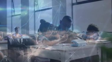 Öğretmen rehber kız ağ üstüne yazma, nabız yükseltme, dijital öğrenme odağı. Eğitim, sınıf, akıl hocalığı, teknoloji, işbirliği, eğitim, yenilik