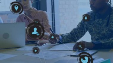 İzleme cihazına dokunan kadın, iş arkadaşları yer belirleme analizi yaparken ağ simgelerini tetikliyor. İşbirliği, takım çalışması, yenilik, bağlantı, dijital, modern, iş