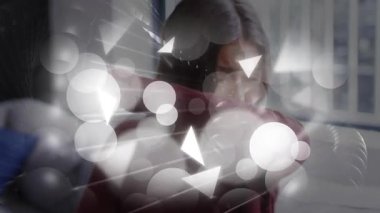 Eldivenli, vurmalı masaj aletini tutan, oturan kadının yüzünde titreşen, terapi için grafikler ekleyen. Cilt bakımı, rahatlama, sağlık, yüz bakımı, terapi, kendine bakım, masaj.