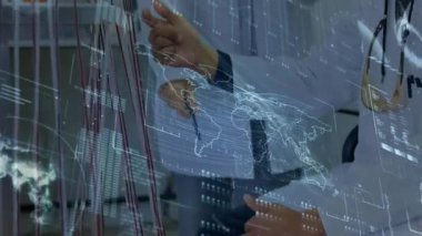 Laboratuvar teknisyenleri renk kodlu kabloları bağlayıp veri analizi için holografik dünya haritasını aktifleştiriyorlar. Teknisyenler, işbirliği, teknoloji, yenilik, dijital, ağ, fütüristik