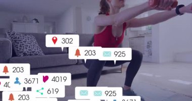 Spor eğitmeninin kollarını uzatması ve sosyal medyanın ilgisini gösteren ikonlar oluşturması. Egzersiz, sağlık, egzersiz, fitness, sosyal medya, dijital, motivasyon