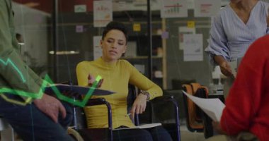 Tekerlekli sandalye kullanıcısı iş toplantılarında mavi klasör animasyon çizelgesi çizer gibi hareket ediyor. İşbirliği, takım çalışması, çeşitlilik, yenilik, modern, kapsayıcı, veri analizi