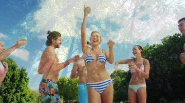 Reklamda bikinili kadın başlığının üstünde plastik bardak kaldırıyor arkadaşlarına kadeh kaldırıyor ve kamera görüntüsü veriyor. Kutlama, açık hava, eğlence, arkadaşlar, mutluluk, canlılık, yaz