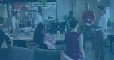 İş toplantısında tableti tıkırdatan sunucu, duvardaki veri akışlarını izleyen ekip geri bildirim talep ediyor. İşbirliği, takım çalışması, yenilik, modern ofis, veri analizi, profesyonel, dijital