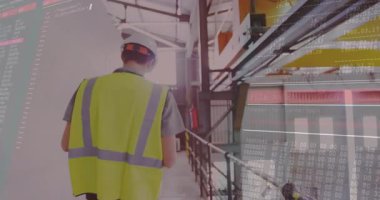 Mühendis panoyu alıyor, güvenlik verilerini işaretlerken şifreleme bölümü de mağaza katıyla birleşiyor. Sanayi, güvenlik, teftiş, dijital, kesinlik, mühendislik, teknoloji