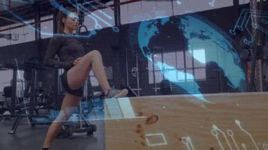 Spor salonuna ayak basan bir kadın, holografik kaplamayla güç kazanmak için kendini tekrarlıyor. Spor, güç, egzersiz, eğitim, dijital, modern, atletik