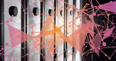 Metal panelde beliren ince pembe çizgiler düğüm ağı oluşturuyor, bağlantıların giderek azaldığını gösteriyor. Devre, teknoloji, fütüristik, şematik, yenilik, bağlantı, endüstriyel