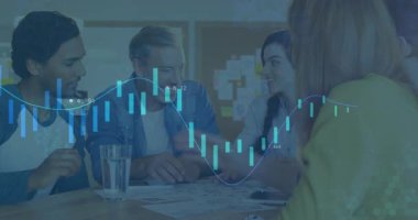 İş arkadaşları grafiklere, sayfaları karıştırmaya ve uzlaşmaya varmaya yönelik veri noktalarına işaret ediyorlar. İşbirliği, takım çalışması, verimlilik, strateji, analiz, beyin fırtınası, profesyonel