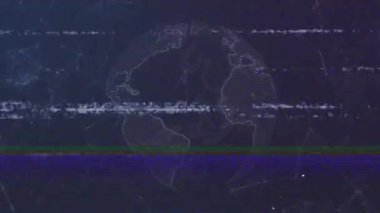 Dönen kablo küresi hareketi başlatılıyor kıtalar değişiyor statik arızayı gösteren çizgiler taranıyor. Siber uzay, görselleştirme, teknoloji, dijital, geleceksel, ağ, soyut