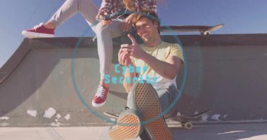 Çevrelerinde gelişen halkalar siber güvenliği gösterirken akıllı telefonları dinleyen iki arkadaş. Teknoloji, bağlantı, açık hava, işbirliği, yenilik, modern, kentsel