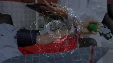 Hastanın stres topunu sıkması kan dolaşımına yardım etmesi klinisyen izleme tansiyonu olarak tıbbi veri grafiklerine başlaması. Sağlık, sağlık, dijital, teknoloji, sağlık, profesyonellik, tıbbi ekipman