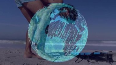 Sörfçü sörf hazırlıklarını gösteren dönen ağ hatlarıyla sörf tahtası tasmasını tutuyor. Sahil, sahil, spor, dinamik, modern, macera, rahatlama