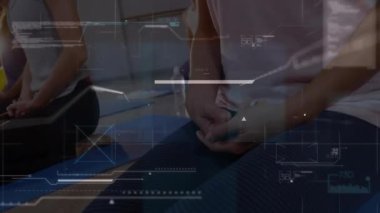 Yoga sınıf arkadaşları paspas yerleştiriyor, sağlık stüdyosuna diz çöküyor, kamera kayan veri çubuklarını gösteriyor. Sağlık, farkındalık, sükunet, meditasyon, bütünsellik, dinginlik, dijital örtüşme