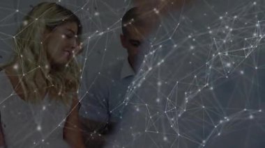 Tableti tıklatan adam, içerik değerlendirmesini ağ kaplamasının altındaki ekrana işaret eden iş arkadaşı olarak başlatıyor. İşbirliği, yenilik, teknoloji, iletişim, takım çalışması, modernite, dijital