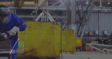 Metal işçiliği öğüten makine operatörü sürgülü bar tablolarını kıvılcım saçıyor üretim ölçümleri yükseliyor. Sanayi, makine, imalat, veri görselleştirme, teknik, mühendislik, işletme