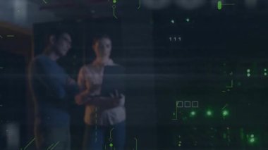 Kadın bilişim uzmanı veri merkezindeki erkek mühendise analiz için ikili kaplamalar sunuyor. Teknoloji, siber güvenlik, yenilik, ağ oluşturma, dijital, profesyonel, işbirlikçi