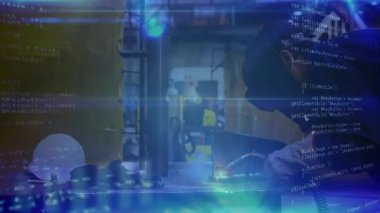 Atölye çalışanı tabağa meşale tutuşturuyor, kod etkisi olarak kıvılcımlar üretiyor üretimi arttırıyor. Sanayi, teknoloji, işçilik, dijital, mekanik, mühendislik, yenilik