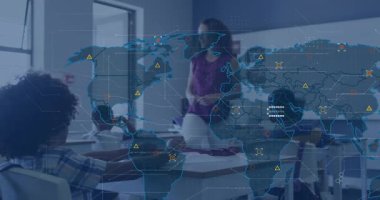 Öğretmenler, eğitim için dijital dünya haritası bağlantılarında zayıflarken sınıfta dünyaya doğru hareket ediyorlar. Eğitim, öğrenme, teknoloji, takım çalışması, yenilik, sınıf, katılım