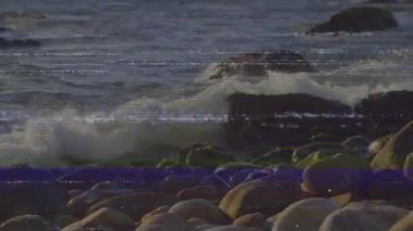 Yükselen sürüş dalgaları çıkışa çarpıyor, kayaların üzerine köpük püskürtüyor ritmik döngüde. Deniz, kıyı, gelgit, erozyon, su, sükunet, doğal