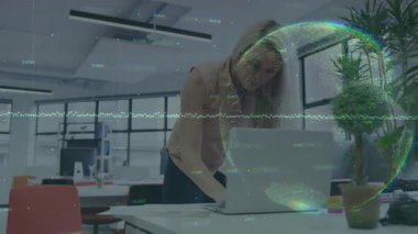 Analizci, masa başı okuma grafiklerine yaslanmış bilgisayarlara dokunuyor, verileri döndürüyor ve yol gösterici analizleri örtüyor. Çalışma alanı, veri görselleştirme, teknoloji, profesyonellik, üretkenlik, modern, analitik