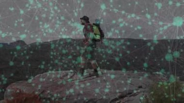 Yürüyüşçü platoda direkleri kavrıyor sonra da onları seyahat pazarlaması için zirve olarak yukarı kaldırıyor. Macera, keşif, vahşi doğa, açık hava, dağ, başarı, engebeli