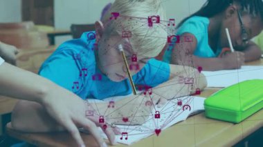 Öğretmen sınıfa giriyor erkek çocuğa kâğıt kaydırıyor ve çizgi film simgeleriyle kız yazarlara rehberlik ediyor. Eğitim, öğrenim, sınıf, akıl hocalığı, odak, yaratıcılık, akademik