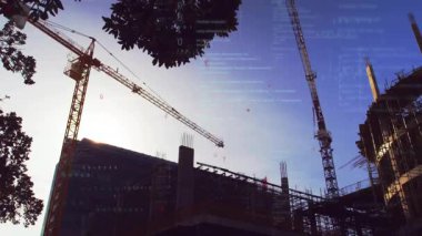 Sol vinç, kod tetikleyicili flok yelkeni döndürüyor. İnşaatı görselleştirmek için kanca kaldırma levhasını indiriyor. Sanayi, mühendislik, mimari, inşaat, teknoloji, makine, kentsel