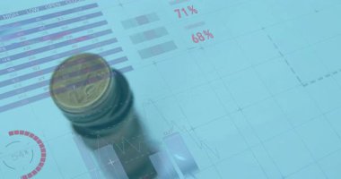 Avro bozuk para yığınının dönüşüyle başlıyor, yüzde halkalar dönüyor ve grafikler görselleştirme fonlarını atıyor. Finansal, analitik, yatırım, teknoloji, veri görselleştirme, dijital, ekonomi