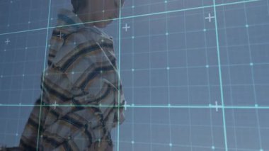 Moda pazarlaması AR plaj kıyafetlerini gösteriyor. Kız kaldırıyor ve çizgili bikini bluzunu gösteriyor. Fütürist, enerjik, dinamik, genç, açık hava, dijital, enerjik