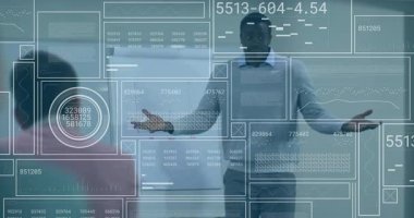 Veriler listenin etrafındaki güncelleme çubuklarını iş incelemesi için üst üste koyarken sunucu ters çizelgeye işaret ediyor. İş, analitik, sunum, dijital, strateji, eğitim, meslek