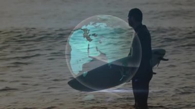 Sörfçü, kuyrukluyıldız ışınına çarpıp ışık akımlarını serbest bırakırken, sörf tahtasıyla geziyor. Teknoloji, yenilik, dijital, göksel, keşif, macera, ufuk