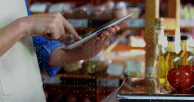 Barista tablet ekranına tıklayarak ve fırın sipariş menüsünü araklarken yeşil veriler sürükleniyor. Teknoloji, kafe, perakende, arayüz, dijital, modern, ticaret