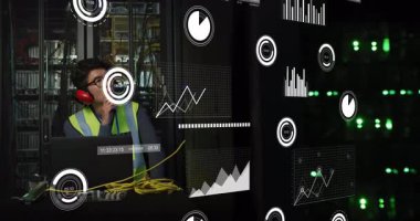 Bilgi işlem mühendisi yüzen veri tablolarını tararken veri merkezindeki kabloları yerleştiriyor ve dizüstü bilgisayara güç veriyor. Teknoloji, analitik, görselleştirme, ağ, siber güvenlik, veri, sanayi