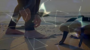 Sörfçü neoprene tasma takıyor dijital ağ başlatıyor. dönen dünya bağlantıları gösteriyor. Macera, teknoloji, bağlantı, vahşi doğa, keşif, yenilik, huzur