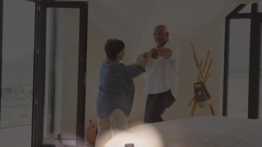 Olgun bir adam el ele tutuşur ve ibadet için dua eder. Haç açık bir kitap gibi yükselir. Romantik, ruhani, dingin, minimalist, bağlılık, ortaklık, inanç