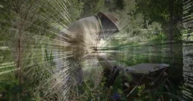 Kıdemli arı yetiştiricisi kovan kapağının yanında diz çöküp kovan verisini teknolojik kodlarla görselleştiriyor. Teknoloji, açık hava, kırsal, dijital, hassas, doğal, izleme