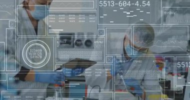 Meslektaşım laboratuvar verilerini güncellerken, araştırmacı tableti tıklatıyor. Laboratuvar, analiz, işbirliği, enstrümantasyon, bilimsel, hassasiyet, yenilik