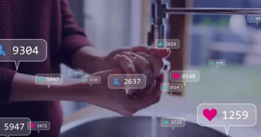 Kadın musluğu açıyor ve lavaboda ellerini yıkıyor, yükselen sosyal medya pazarlama baloncukları yaratıyor. Temizlik, hijyen, teknoloji, dijital, sağlık, ev, minimalist