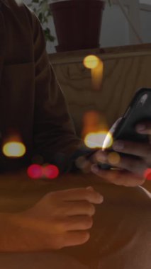 Akıllı telefon kullanan adamın üzerinden caddede geçen arabaların animasyonu. küresel sosyal medya, dijital arayüz, teknoloji ve ağ konsepti dijital olarak oluşturulmuş video.