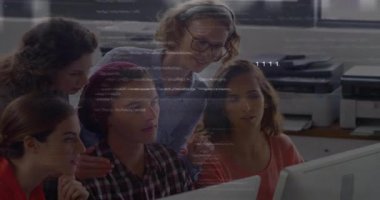 Eğitmen, hata ayıklama için dizüstü bilgisayarda yazan öğrenciyi yönlendiren ikili kaplamalı kodu işaret ediyor. Eğitim, takım çalışması, akıl hocalığı, dijital öğrenme, teknoloji, yenilik, işbirliği