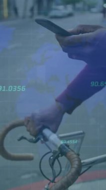 Dijital profil resminin animasyonu, numaraları ve cep telefonu kullanarak bisiklet süren beyaz adamın haritası. Dijital bileşik, çoklu pozlama, iş, rakamlar, ulaşım ve teknoloji kavramı.